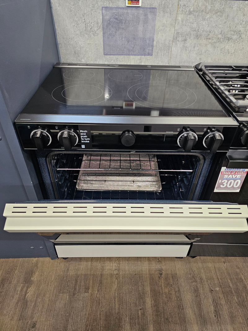 Samsung BESPOKE 30" 6.3 cu ft. Range in White Glass